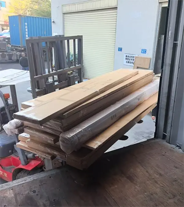 Kledingrekken zijn met succes afgeleverd in Dubai