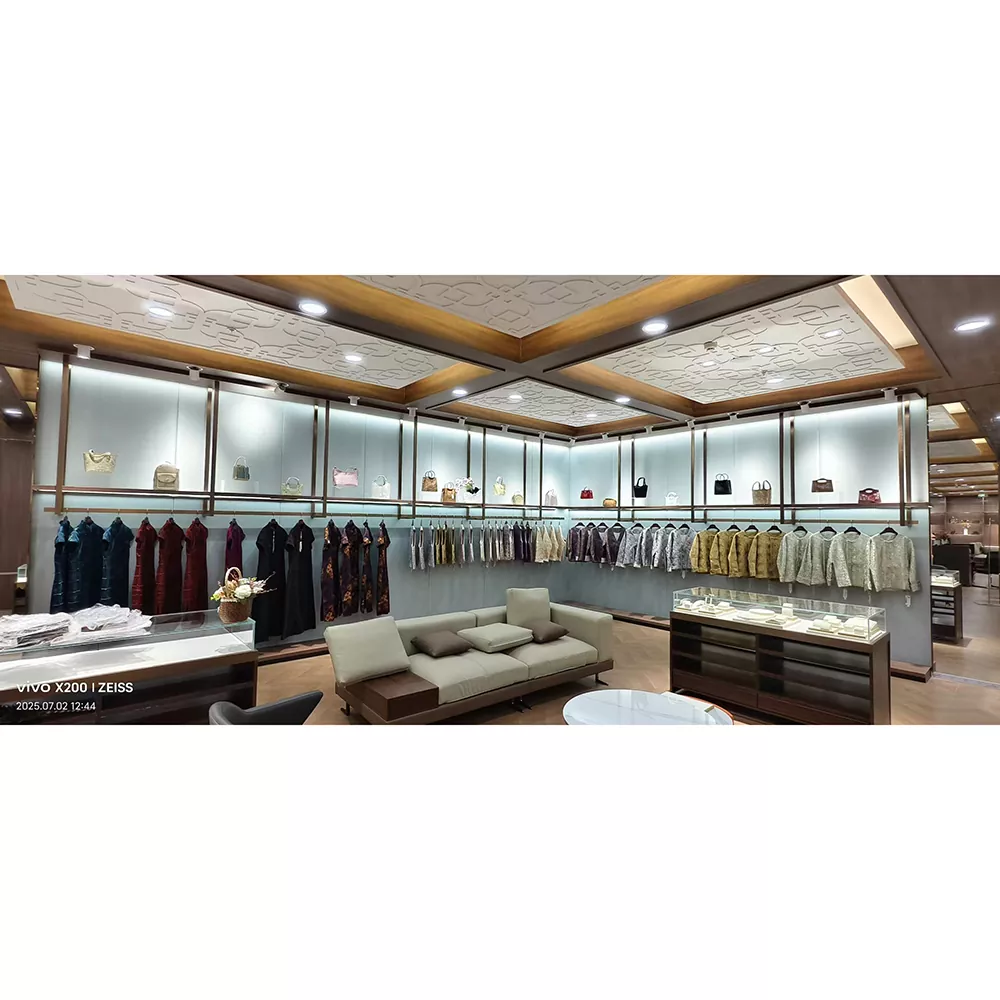 IJzeren dameskledingdisplayrek