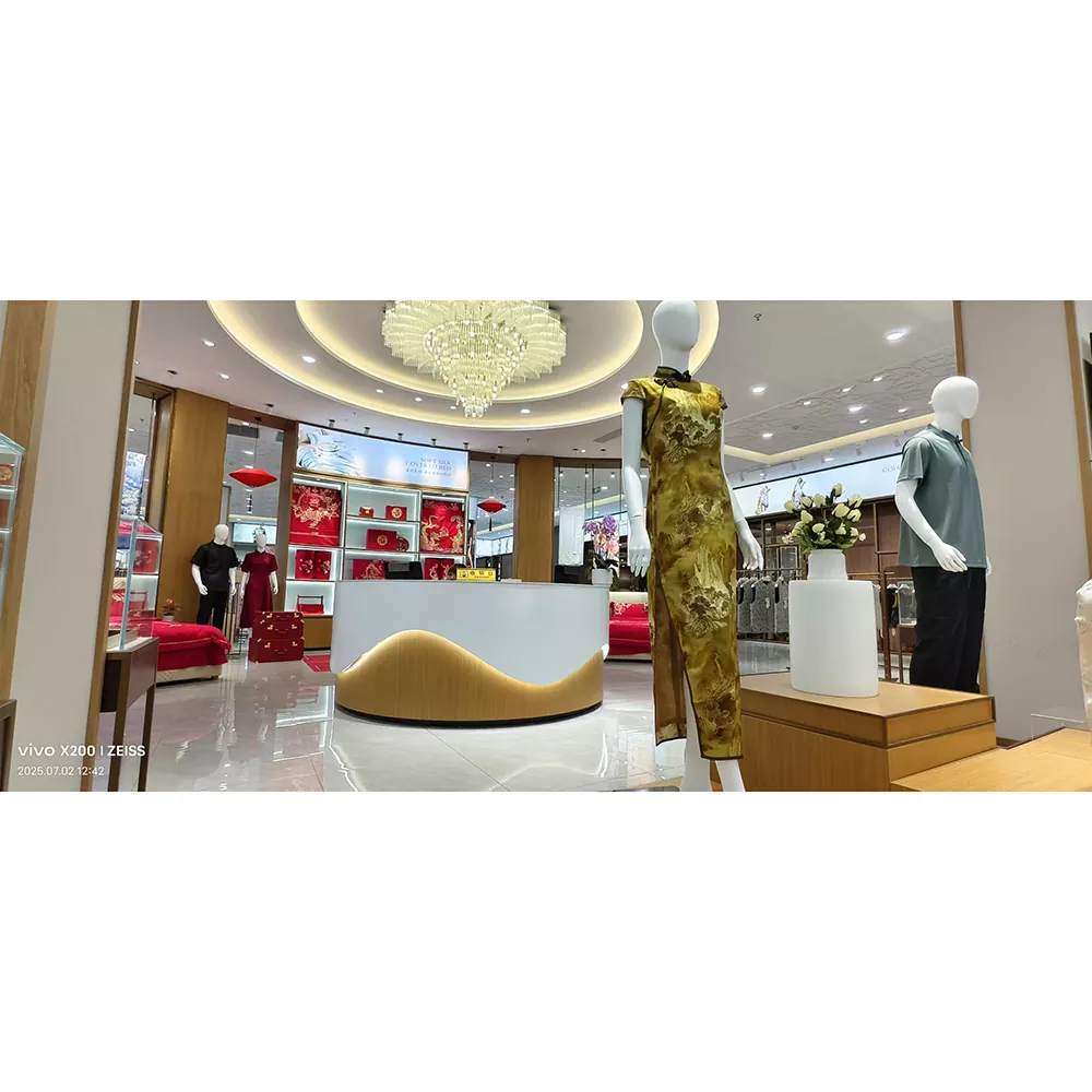 Houten dameskledingrek